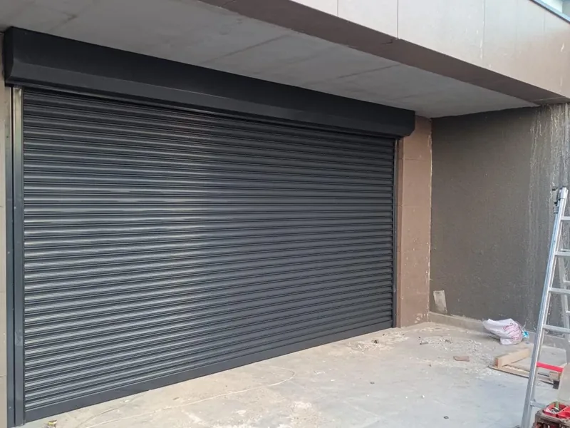 İnşaatı süren bir binanın servis girişinde antrasit kepenk